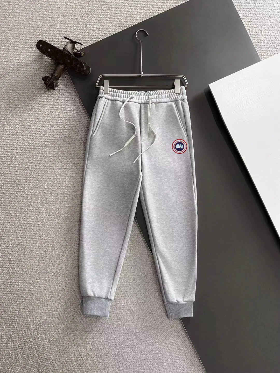 Next day shipment P360 Big Goose 2025 new winter elastic band casual pants, thick velvet counter-customized fabric, high breathability and comfort, impeccable details, brand element design concept, reflecting high quality. It feels delicate and soft! It presents a casual cut and the upper body shape is great! Size: M-4XL